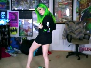 Linda camgirl con gran culo y cabello verde