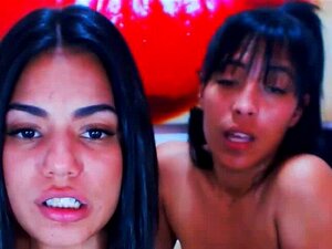 Mira a dos hermosas lesbianas latinas en lencería