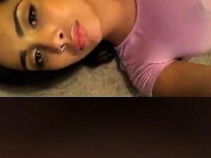 Latina caliente chupando un consolador en el