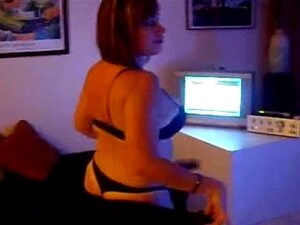 Lisa Dances Me gusta London in the Rain Hotel