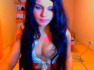 Tetona linda se masturba su coño depilado
